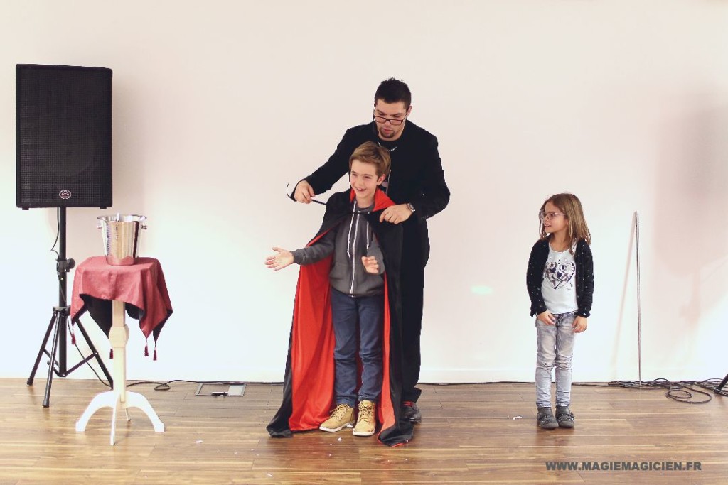 arbre-de-noel-de-yahoo-2015-spectacle-de-magie-pour-enfants-elvine-le-magicien-128